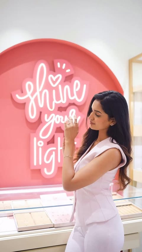 Instagram post by @vaishnaviishetty_ for Mia by Tanishq. Caption reads: [...] ✨
Celebrating the season with Mia by....