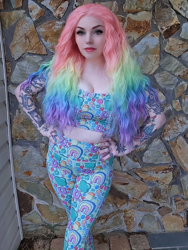 Instagram post by @vixtina for Constantly Varied Gear. Caption reads: [...] 🌈 Use my link for 15% off!!! 🌈....