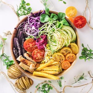 Instagram post by @celialives for THRIVE Magazine. Caption reads: happy humpday 💫 today’s lunch bowl was filled....