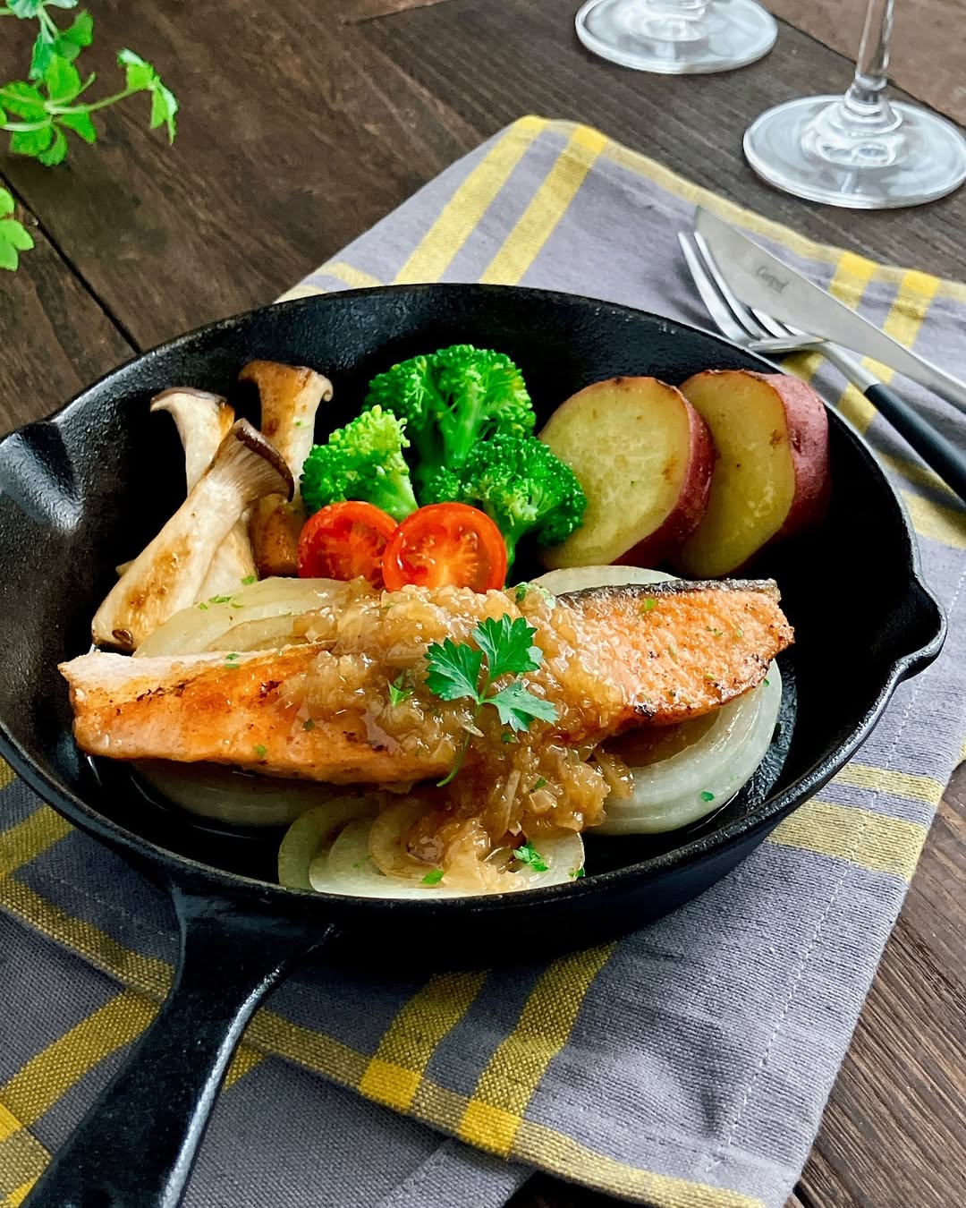 Instagram post by @runrunmamachan for Bulldog Sauce. Caption reads: *
いつもの鮭のムニエルを
ドレッシングのソースで味変❣️

ふっくら焼いた生鮭に
コクのある玉ねぎ....