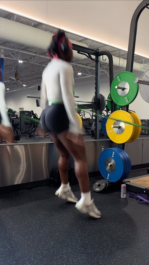 Instagram post by @drellejinfit for Under Armour. Caption reads: [...] 📍 #bloompartner #bloomenergy |....