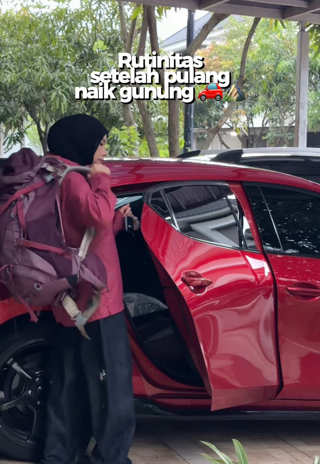 TikTok post by @novherr for L’Oréal Paris Indonesia. Caption reads: Hijab + traveling = rambut kusam & lepek? 😭NOT....