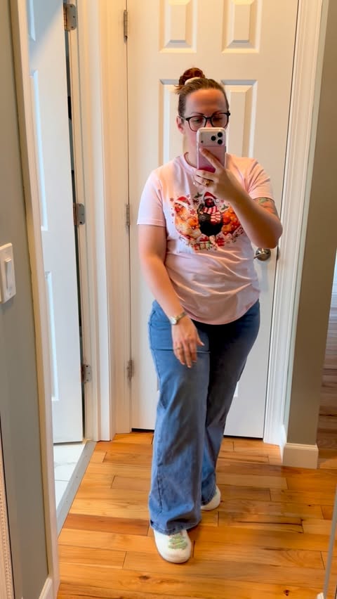 Instagram post by @chic.motherhood for Genleck. Caption reads: These jeans by @genleck are so comfortable! I love....