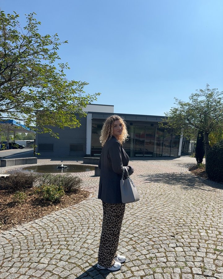 Instagram post by @isayoooo for Neosupps. Caption reads: Things I do, fits I wear, pics I take....