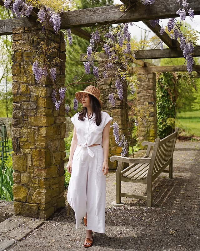 Instagram post by @carly for Banana Republic Factory. Caption reads: [...] this easy breezy linen look with....