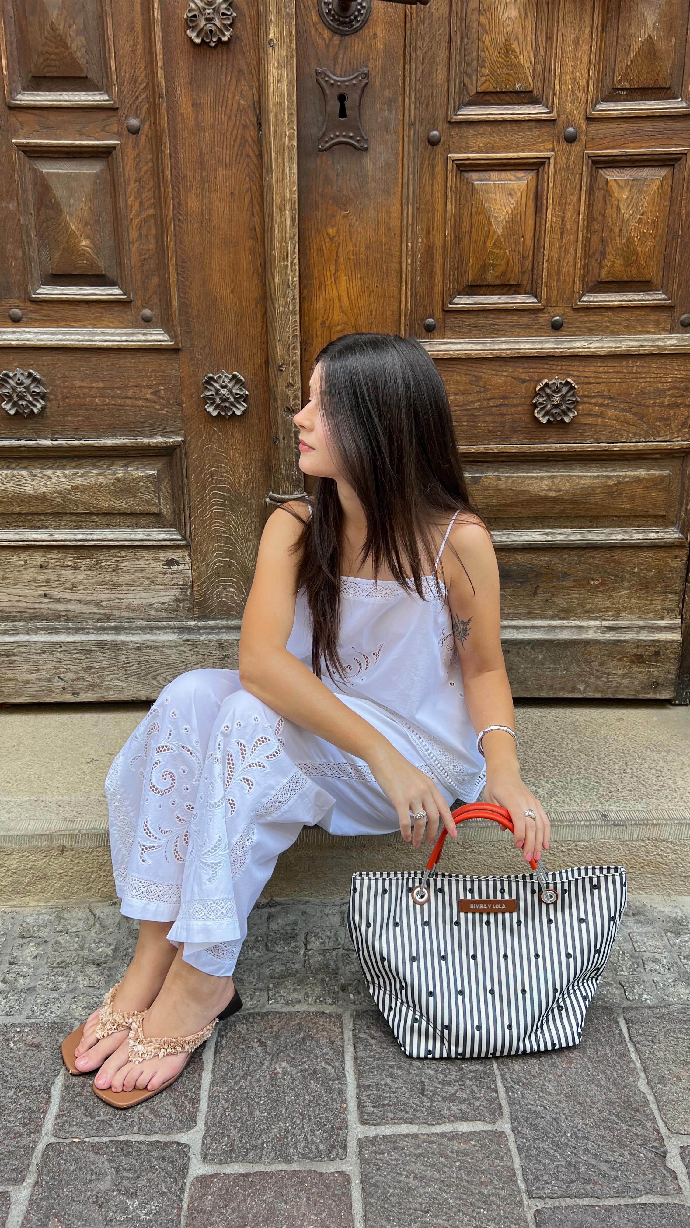 Instagram post by @karolinapenar for BIMBA Y LOLA. Caption reads: [...] total looks for summer 🤍

outfit....