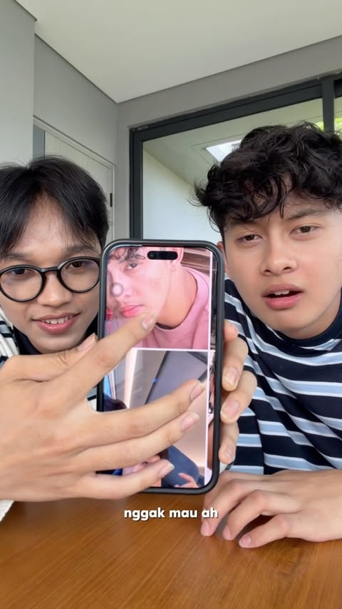 Instagram post by @nizar_abzhr31 for Google. Caption reads: Gaada Foto bareng = udah deket banget!....