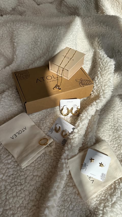 Instagram post by @lolagfdez for Atolea Jewelry. Caption reads: [...] on some new pieces from @atoleajewelry and I....