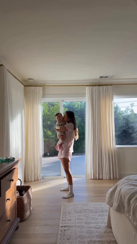 Instagram post by @ellenorkim for OneSkin. Caption reads: gift ideas 🎁 @oneskin.co Nightly Rewind Gift Set....