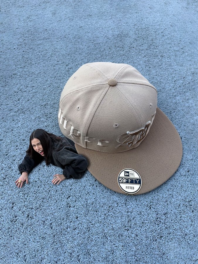 Instagram post by @jessisuar for Pull&Bear. Caption reads: Ayuda me pisa una gorra!!🧢 

@pullandbear....