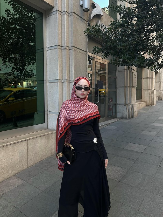 Instagram post by @runifluz_ for Imannoor. Caption reads: a mixture of black and ❤️ @imannoor 

#isbirligi....