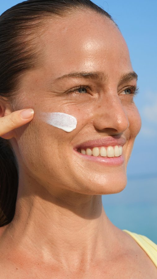 Instagram post by @yaara for Freskincare. Caption reads: Skincare Goals: Clean, Effective, Vegan 🩵
This....