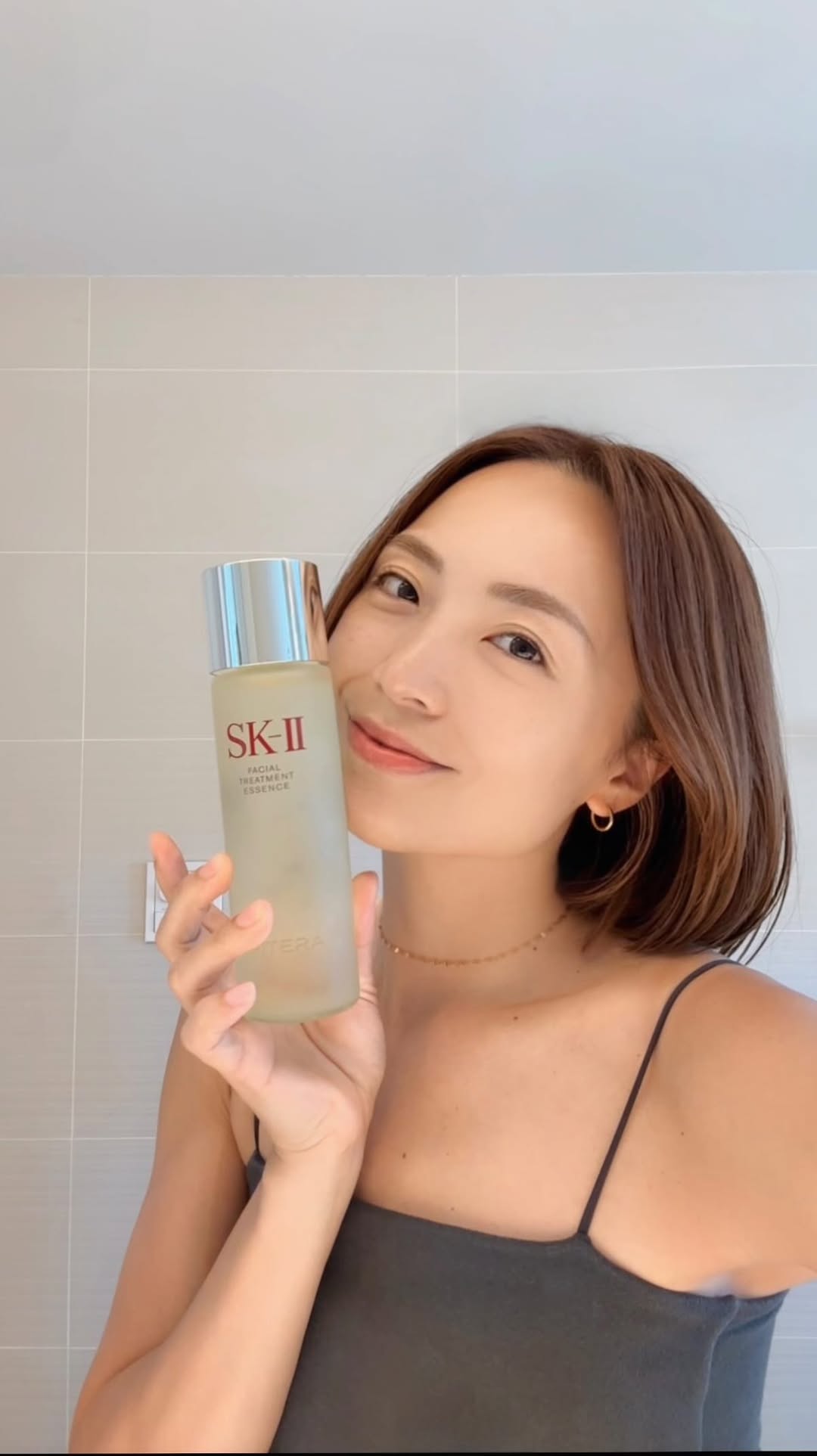 Instagram post by @satomiakane for SK-II. Caption reads: ‎‪‪𖥧𖤣
正直、夏のスキンケアってほんと悩むよね。
汗かくし、ベタつくし、メイクは崩れるし…
....