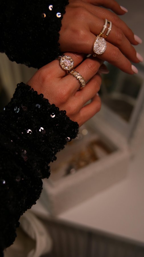 Instagram post by @bravve for By Dziubeka. Caption reads: [...] #christmasfashion #sequins #bydziubeka.