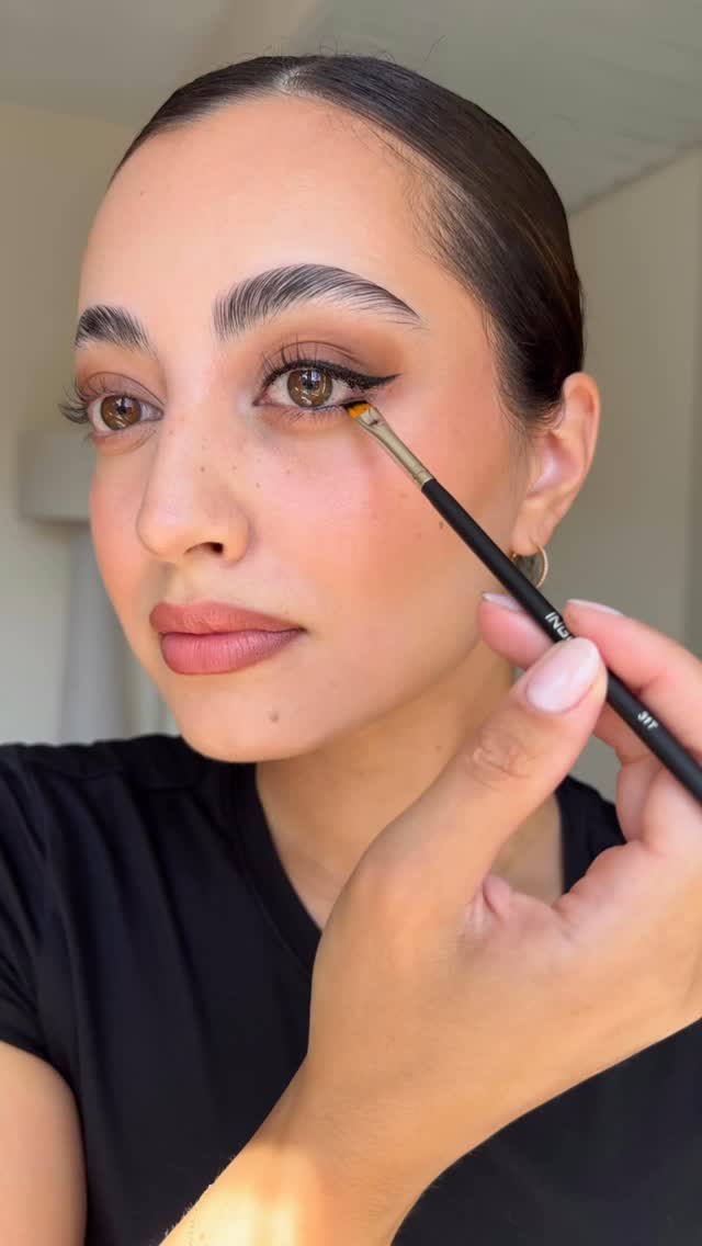 Instagram post by @tessavkersbergen for INGLOT COSMETICS. Caption reads: Black line makes a difference. 
Follow the steps....