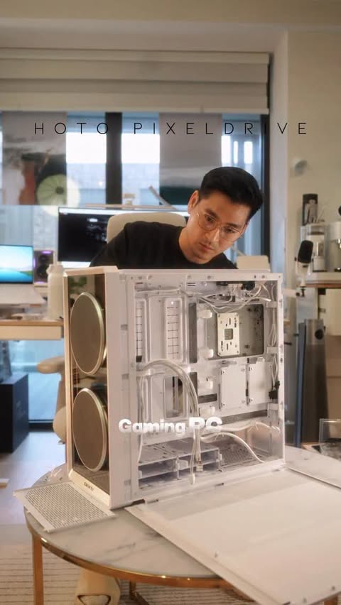 Instagram post by @jsetups for HOTO Tools. Caption reads: Just screw it! 

The only screwdriver you’ll ever....