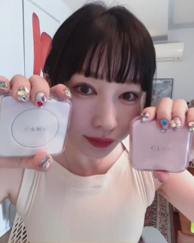Instagram post by @xriexriex for CLIO JAPAN. Caption reads: .
＼CLIOのクッションファンデ、どっち派？💭／
2タイプ使ってみたら、どちらも魅力がすごかった....