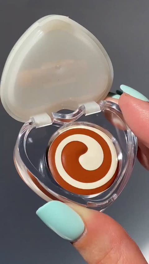 Instagram post by @itsbeautyfever for Dasique USA. Caption reads: cookie cream 🤎🤍😵‍💫 I’m not a fan of this....