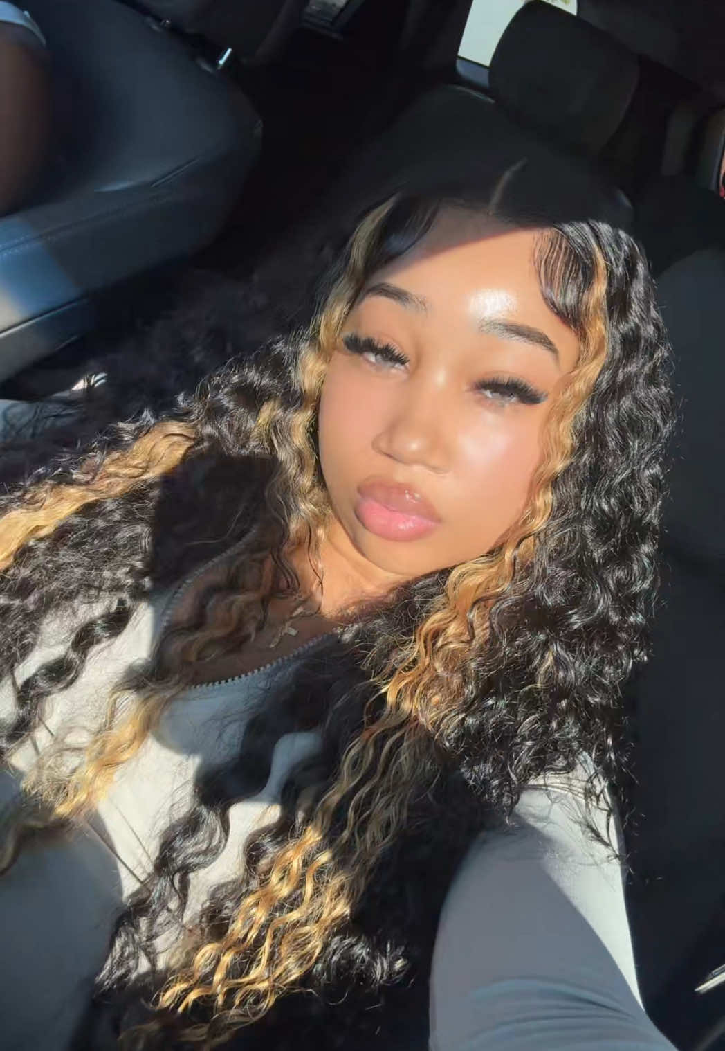 TikTok post by @r.rxyalty for Amanda Hair. Caption reads: 💗💗 @AmandaHair Official #rrxyalty #viral #fyp .