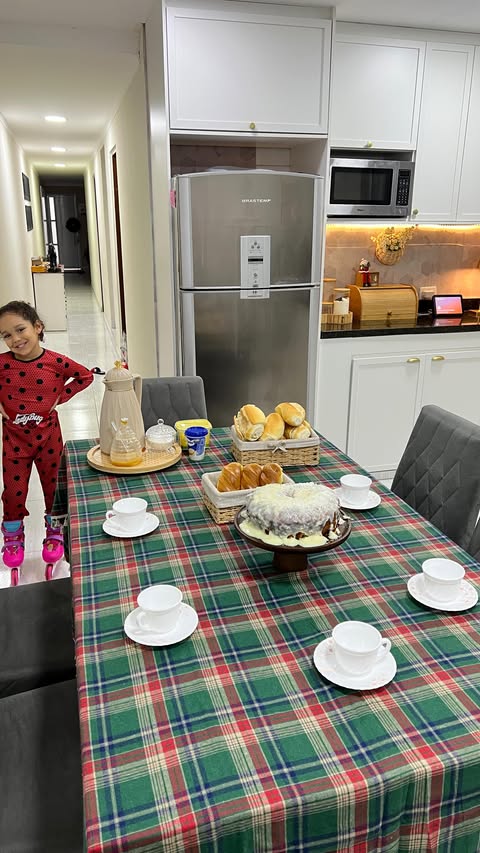 Instagram post by @mayaradamile for Shopee. Caption reads: Itens que toda dona de casa organizada precisa ter....