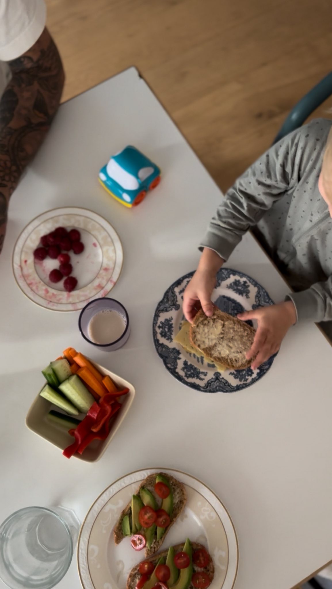 Instagram post by @tiiasavukoski for Fazer. Caption reads: Mainos Fazer Puikula @fazersuomi

Tällaisia on....