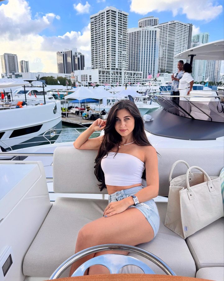 Instagram post by @iliyana_apostolova for Discover Boating. Caption reads: My first boat show in Miami🛥️ 
Thank you....