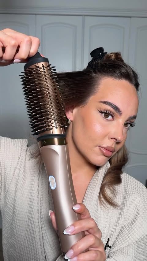 Instagram post by @minniefr for ghd hair. Caption reads: [...] but make it Christmas edition ✨🤎 the....