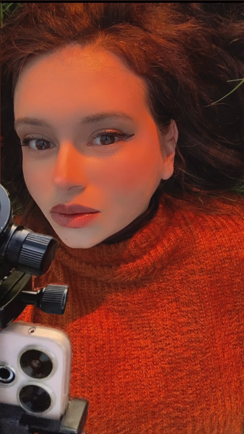 Instagram post by @jennifer__v__ for NEEWER. Caption reads: [...] 2 In 1 Camera Tripod Monopod @neewer 

✨Link....