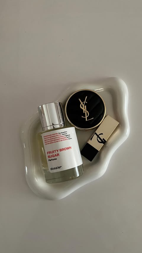 Instagram post by @mariavaiss for Dossier. Caption reads: Black Friday @dossierperfumes ✨ 
Up to 50% off ✨....