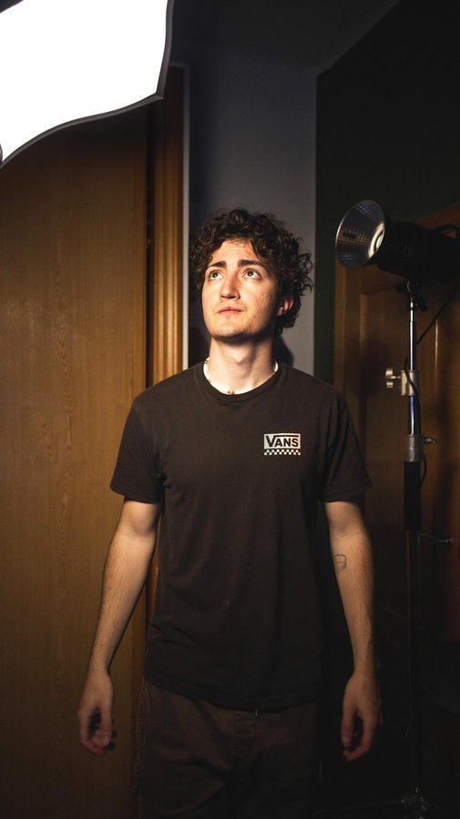 Instagram post by @marietefilms for NEEWER. Caption reads: [...] Tenéis todos los productos en @neewer 
#gift....