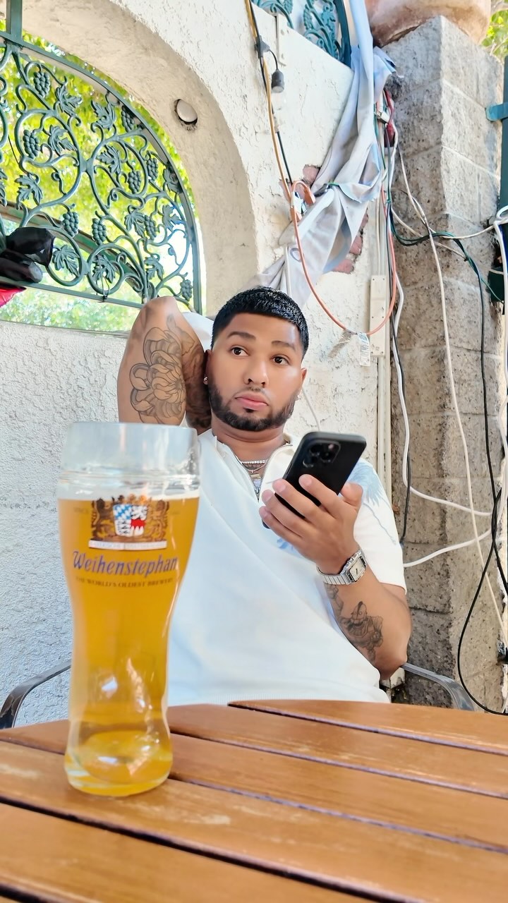 Instagram post by @noemurillo for Ekster. Caption reads: Thank you @ekster for the wallet. Code NOEMURILLO....