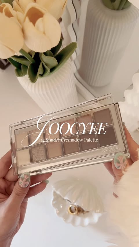 Instagram post by @___suuu4 for JOOCYEE. Caption reads: JOOCYEE✨ @joocyee_official 【12 Shades Eyeshadow....