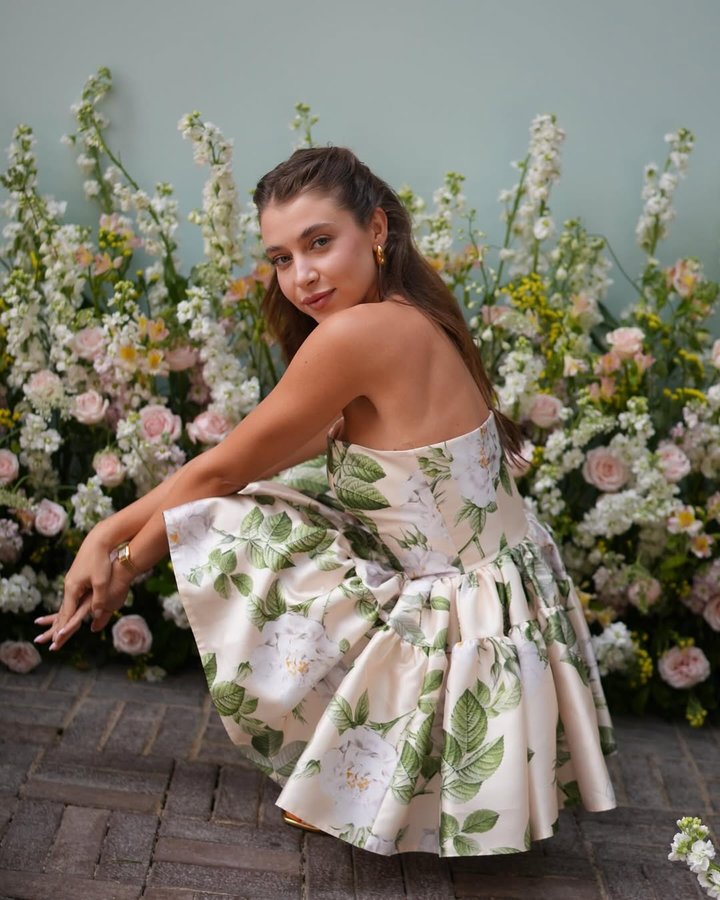 Instagram post by @gamze_ercel for Gigii's. Caption reads: Met Gala’ya gitsem sırıtmam 😁🪷 

#reklam.