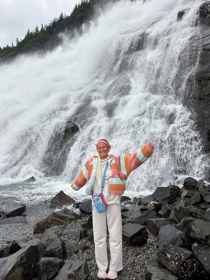 Instagram post by @hanna_noellee for Thread Wallets. Caption reads: TRAVEL GIVEAWAY ✈️ everywhere I go, my thread goes....