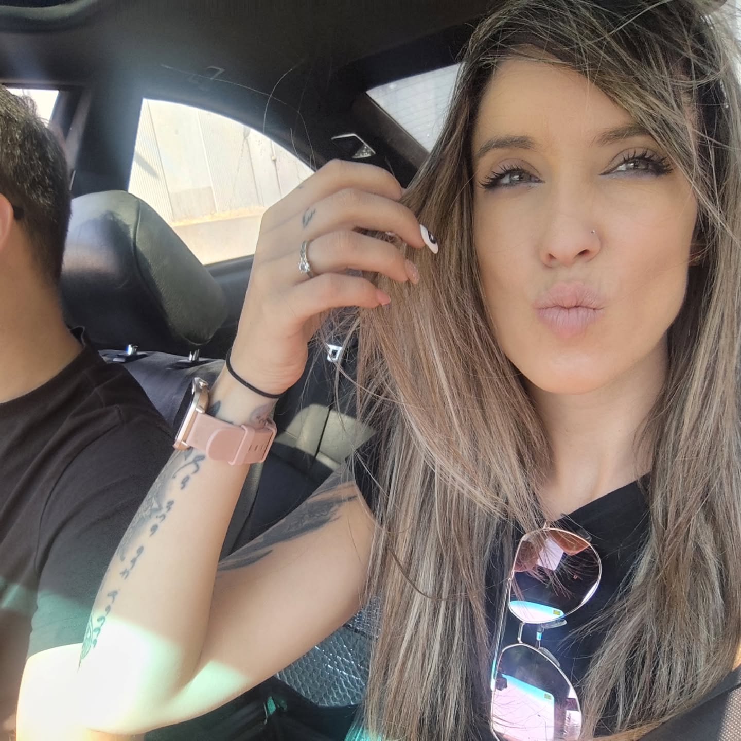 Instagram post by @lavieestbelle_yanishop for HAWKERS CO.. Caption reads: Gafas de sol 🕶️
@hawkersco
@hawkerscrew

⬇️Codigo....