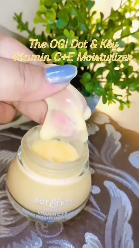 Instagram post by @lilly_2021_hl for Houseofcreasip. Caption reads: [...] ✨✨🫶🏼 . . . @dotandkey.skincare....