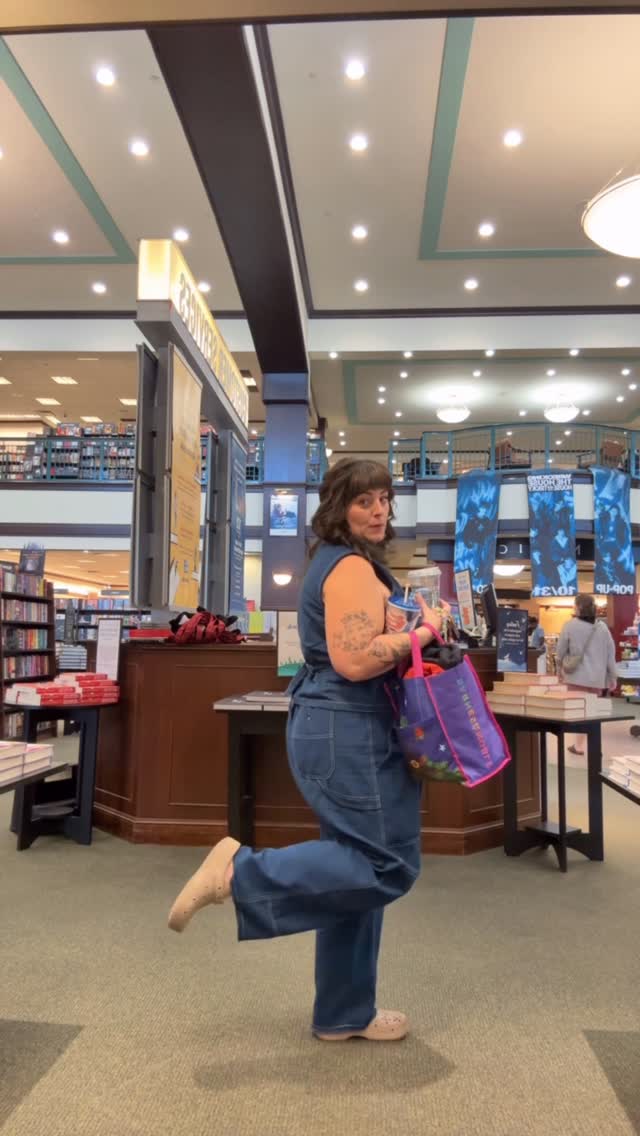 Instagram post by @thecurvycapsule for Shop Noble. Caption reads: #gifted This set from @shopnoble is excellent.....