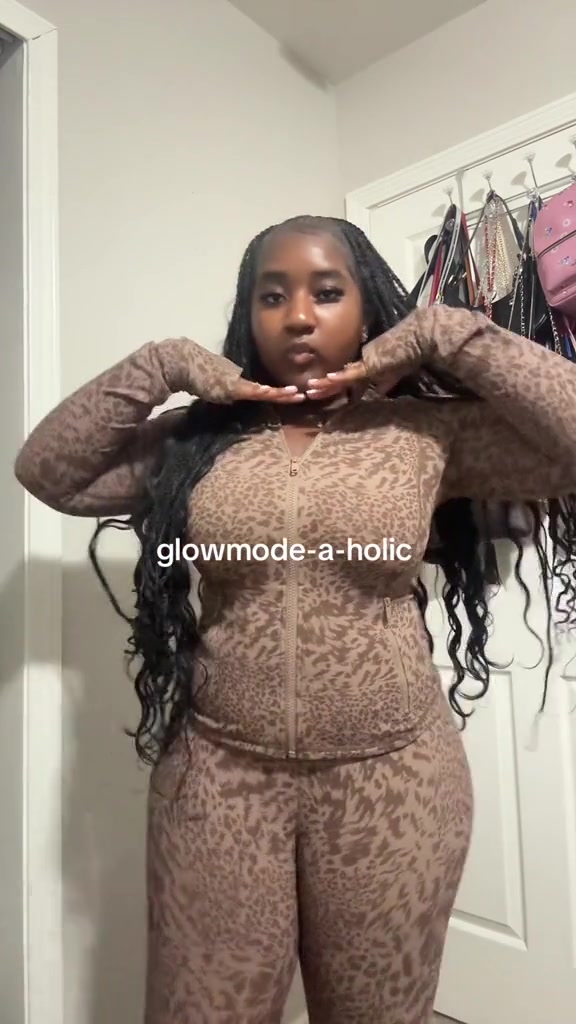 TikTok post by @kaceytinwaa for Glowmode. Caption reads: click the orange cart for this set! 😘🎀@Glowmode....