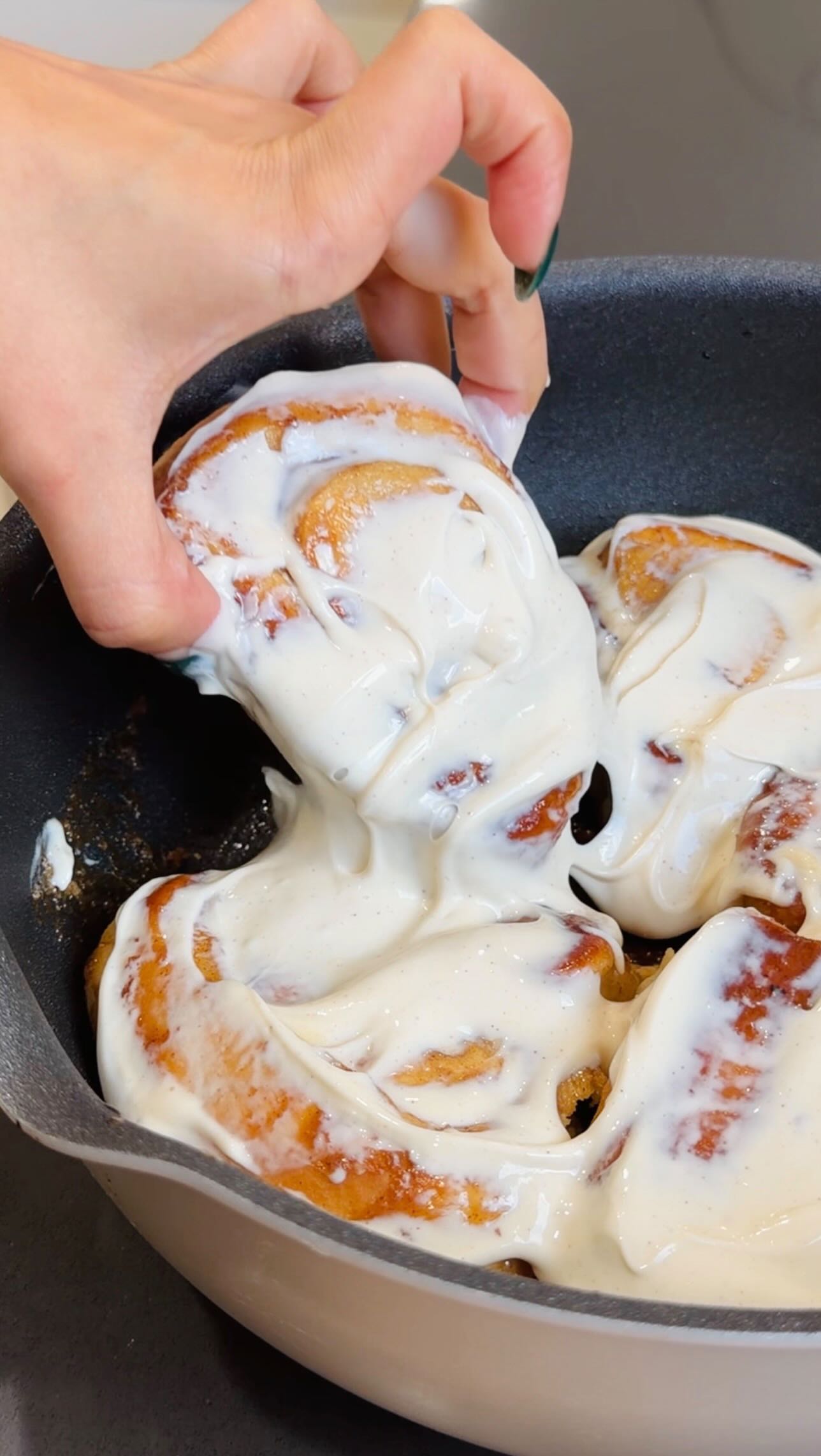 Instagram post by @minoomakesstuff for Circulon. Caption reads: This is the best way to make cinnamon rolls! 

A....