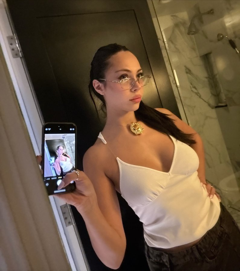 Instagram post by @buketsenaa for Blank Street. Caption reads: london₊˚⊹ ᰔ

reklam*.