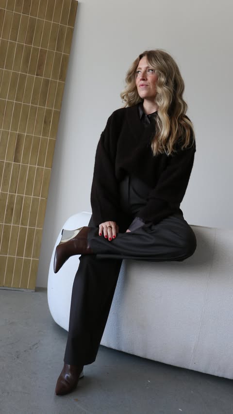 Instagram post by @julianne_costigan for Reitmans. Caption reads: [...] be simple. This season we’re styling....