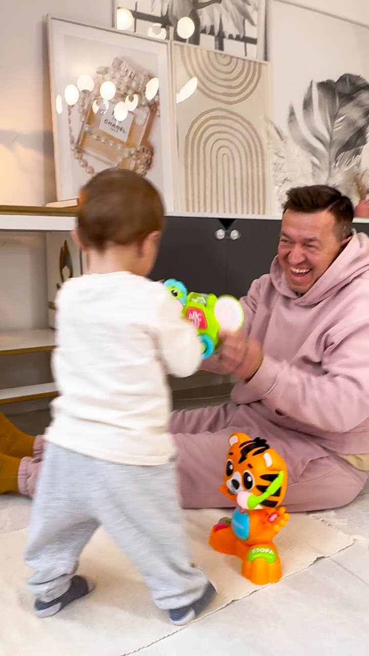 Instagram post by @the__happyfamily for Fisher-Price. Caption reads: Seria LinkSquad od @fisherprice to aż 5....