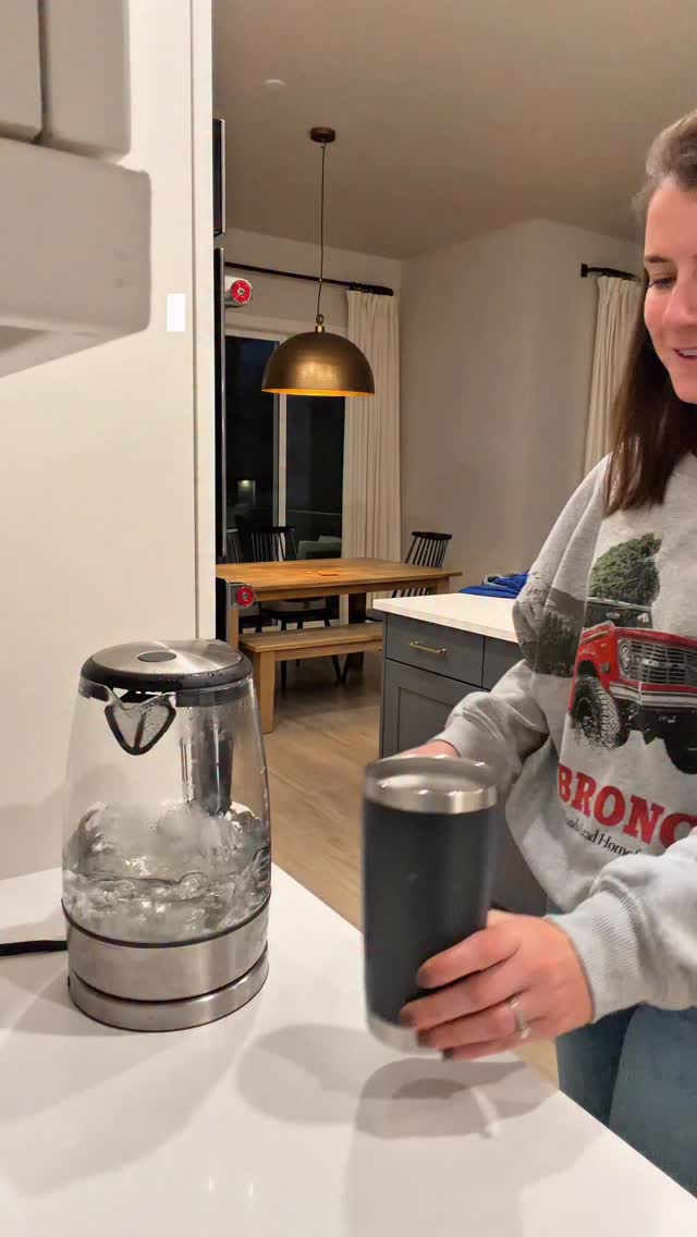 Instagram post by an influencer for Hungryroot. Caption reads: [...] link for 40% off your first @hungryroot....