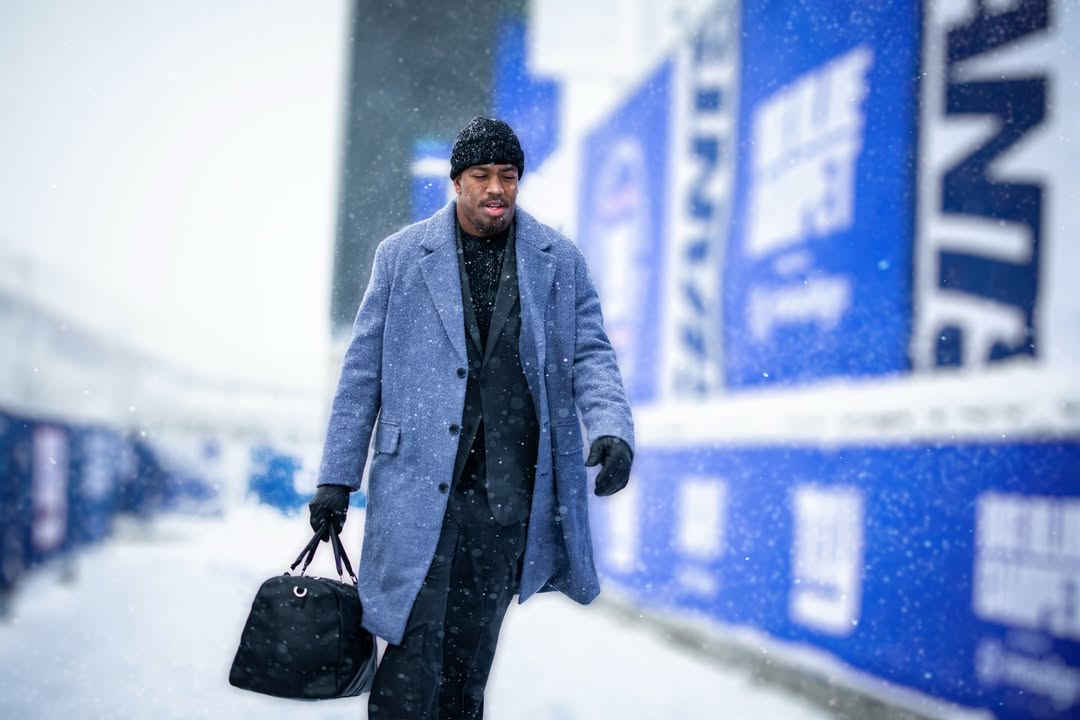 Instagram post by @jevholland for Express. Caption reads: Dressed for the seasons! @express #expresspartner.