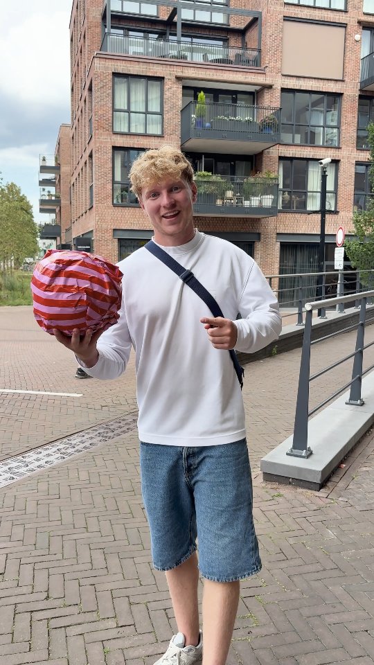 Instagram post by @timo.miedema for OnePlus. Caption reads: @timo.miedema ging de straat op met een....