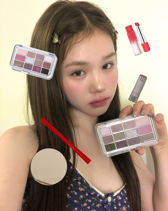 Instagram post by @yrui.rm for espoir. Caption reads: [...] 에스쁘아 제품들로 완성한 쿨톤 메이크업💖 #광고 @espoir_makeup....