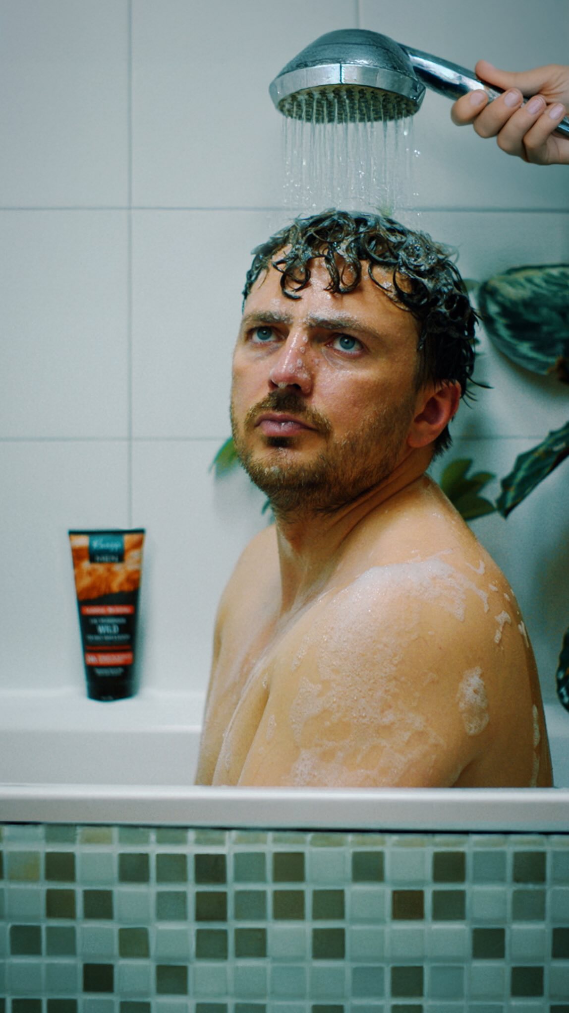 Instagram post by @davidhelmut for Kneipp. Caption reads: Dusche an - Kopf aus 🚿🤯🐬🌊 | Werbung.