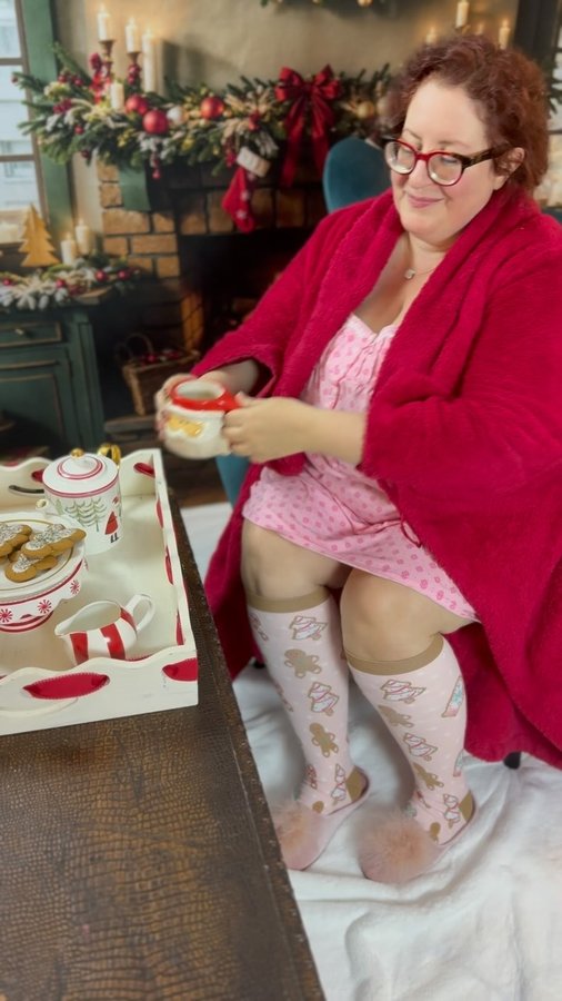 Instagram post by @bodaciousbigmamared for Plusock. Caption reads: What? You don’t have compression socks that match....