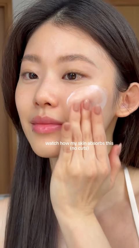 Instagram post by @leebyulbyul for La Roche-Posay. Caption reads: [...] this doesn’t do that @watsonssg....