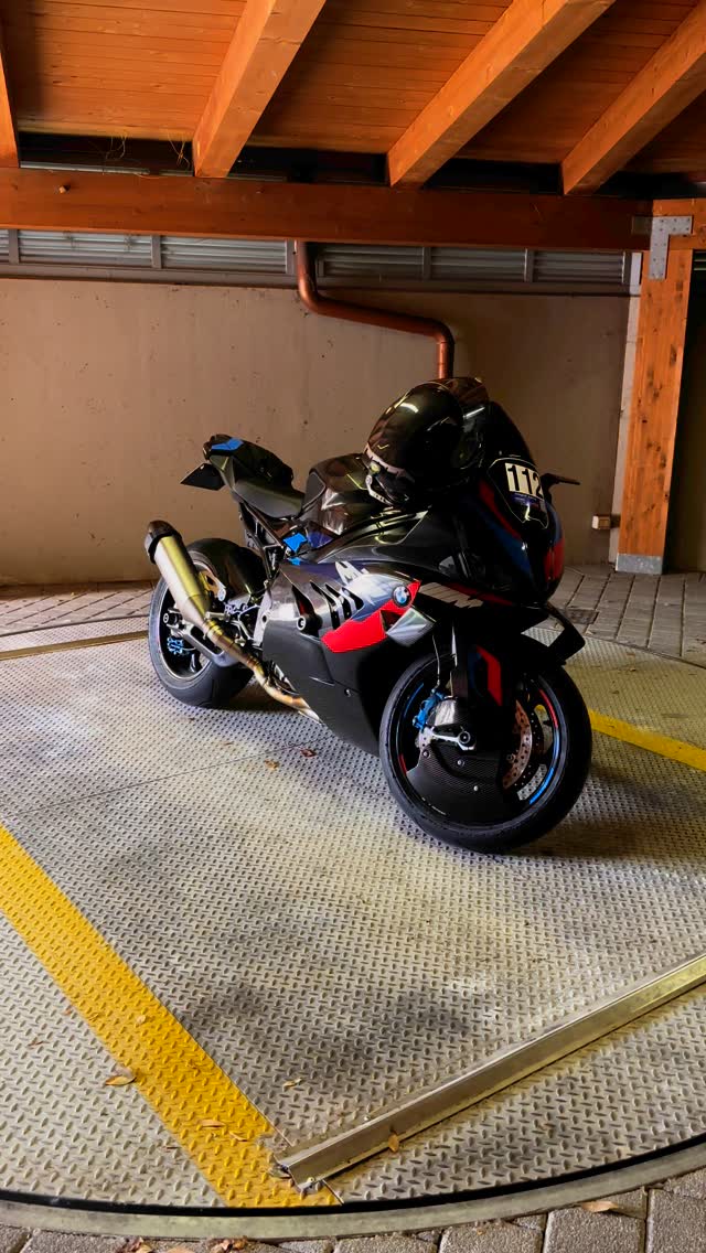 Instagram post by @lucaalbericiofficial for BMW Motorrad. Caption reads: Silenzio assoluto.
Ma lei parla lo stesso....